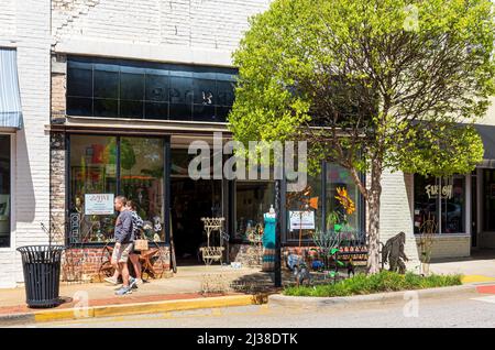 FORT MILL, S.C., 2. APRIL 22: Ein paar Spaziergang im jahr 22FIVE an einem sonnigen Frühlingstag. Stockfoto