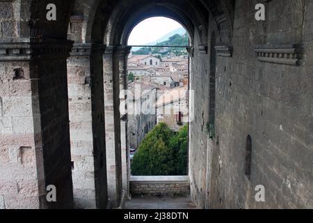 Die Bögen der mittelalterlichen Gebäude im Zentrum von Gubbio in Umbrien in Italien Stockfoto
