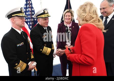 Wilmington, Vereinigte Staaten von Amerika. 02. April 2022. US-First Lady Jill Biden, rechts, begrüßt CNO ADM. Mike Gilday vor der Gedenkfeier zur Inbetriebnahme des Angriffs-U-Bootes USS Delaware der Virginia-Klasse am 2. April 2022 in Wilmington, Delaware. Von links nach rechts stehen: ADM. Daryl Caudle, CNO ADM. Mike Gilday, Linda Gilday, First Lady Jill Biden und Navy Secretary Carlos Del Toro. Kredit: Weißes Haus Foto/Alamy Live Nachrichten Stockfoto