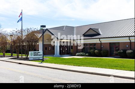 FORT MILL, S.C., 2. APRIL 22: Die Polizeibehörde von Fort Mill und das Gebäude des Stadtgerichts an einem sonnigen Frühlingstag. Stockfoto