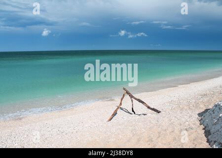 Die Pyramidenstücke aus Holz am weißen Sandstrand mit türkisfarbenem Adriatischen Meer in Conero in Italien Stockfoto