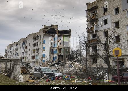 Borodianka, Ukraine. 06. April 2022. Am Dienstag, den 5. April 2022, stehen in Borodianka, nordwestlich von Kiew, teilweise zerstörte Gebäude. Die Europäische Union erwägt eine neue Runde von Sanktionen gegen Russland, nachdem sie die in ukrainischen Städten berichteten Aktionen verurteilt hat, die von russischen Truppen besetzt wurden. Foto von Vladyslav Musienko/UPI Credit: UPI/Alamy Live News Stockfoto