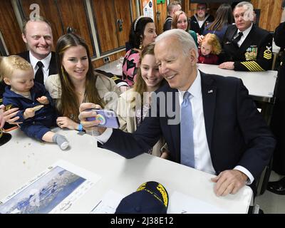 Wilmington, Vereinigte Staaten von Amerika. 02. April 2022. US-Präsident Joe Biden nimmt ein Selfie mit LT. Cmdr. Adam Parkinson und seine Familie an Bord des U-Bootes USS Delaware der Virginia-Klasse nach der Inbetriebnahmezeremonie am 2. April 2022 in Wilmington, Delaware. Quelle: CPO Joshua Karsten/US Navy/Alamy Live News Stockfoto