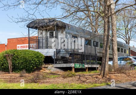 FORT MILL, S.C., 2. APRIL 22: Ein Speisewagen der Eisenbahn in einem Wohnhof mit einem Fort Mill-Schild davor. Stockfoto