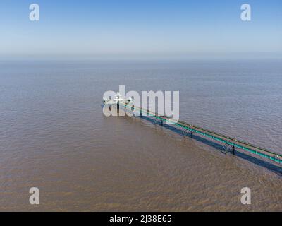 Luftaufnahme des Clevedon Pier in North Somerset, Großbritannien, eröffnet 1869. Ausgezeichnet Pier des Jahres 2021. Stockfoto