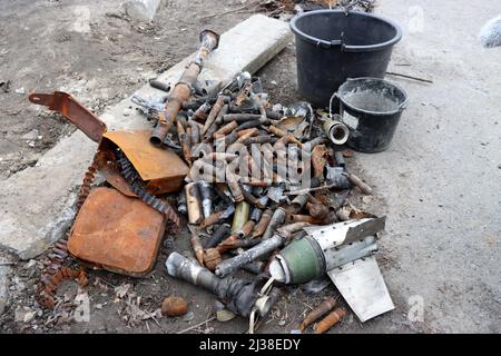 Kiew, Ukraine, 05. April 2022. Die Patronenkästen sind in der Vokzalna-Straße nach der Befreiung der Stadt von den russischen Eindringlingen am 05. April in Bucha, Region Kiew, im Norden der Ukraine, abgebildet. 2022. Foto von Anatolii Siryk/Ukrinform/ABACAPRESS.COM Stockfoto