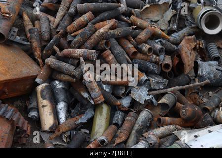 Kiew, Ukraine, 05. April 2022. Die Patronenkästen sind in der Vokzalna-Straße nach der Befreiung der Stadt von den russischen Eindringlingen am 05. April in Bucha, Region Kiew, im Norden der Ukraine, abgebildet. 2022. Foto von Anatolii Siryk/Ukrinform/ABACAPRESS.COM Stockfoto