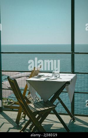 Gemütlicher Tisch für zwei Personen an der mittelmeerküste in Italien Stockfoto