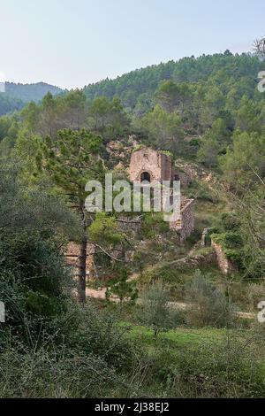 Jinquer, Castellon, Spanien. Häuser in Ruinen eines verlassenen Dorfes Stockfoto