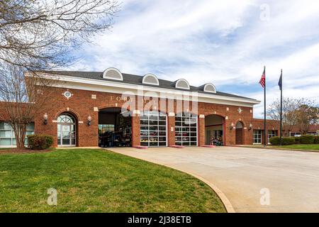 FORT MILL, S.C., 2. APRIL 22: Die Feuerwache von Fort Mill. Sonniger Frühlingstag. Stockfoto