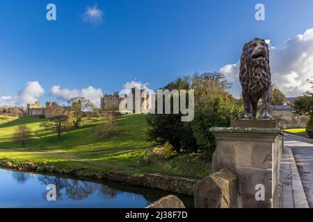 Alnwick Castle und den Fluss Aln von der Lion Bridge, Northumberland, England Stockfoto