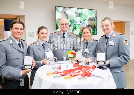 Berlin, Deutschland. 06. April 2022. Eberhard Zorn (M), Generalinspekteur der Bundeswehr, steht für ein Foto mit Lucas Bögl (l), Katherine Sauerbrey (2. v.l.), Katharina Hennig (2. v.r.), Langlauferin, Und Victoria Carl (r), alle Langläufer, während der Hommage an die Athleten der Bundeswehr, die an den Olympischen Winterspielen 2022 sowie an den Paralympics 2022 in Peking teilgenommen haben. Quelle: Christoph Soeder/dpa/Alamy Live News Stockfoto