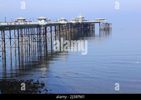 Llandudno Pier, Clywd, ist eine denkmalgeschützte Struktur in Nordwales, die sich mehr als 700 Meter über dem Meer erstreckt - WALES, Großbritannien, Peter GRANT Stockfoto