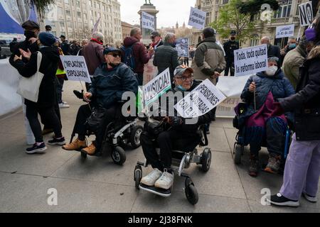 Madrid, Spanien. 06. April 2022. Vorruhestandemonstration vor dem spanischen Parlament. (Foto: Tomas Calle/Pacific Press/Sipa USA) Quelle: SIPA USA/Alamy Live News Stockfoto