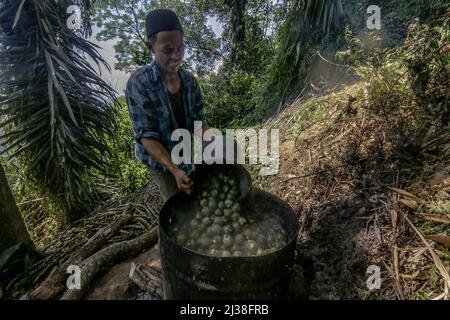 Bogor, Indonesien. 05. April 2022. Ein Mann kocht am 6. April in Rumpin, Bogor, West-Java, Indonesien, eine Zuckerpalmfrucht namens Kolang Kaling. 2022. Die Palmzucker-Frucht ist eine der beliebtesten Vorspeisen und wird während des heiligen muslimischen Monats Ramadan wegen ihres hohen Zuckergehalts leicht gefunden. (Foto von Andi M Ridwan/INA Photo Agency/Sipa USA) Quelle: SIPA USA/Alamy Live News Stockfoto