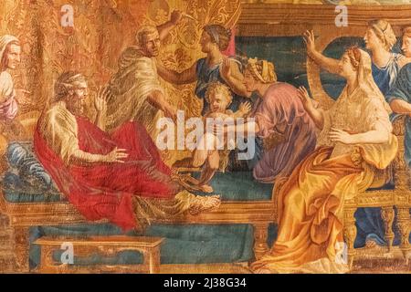 England, London, Knightsbridge, Victoria and Albert Museum, französischer Wandteppich, auf dem das Moses-Kindlein mit der Krone des Pharaos trampelt, datiert 1683-87 Stockfoto