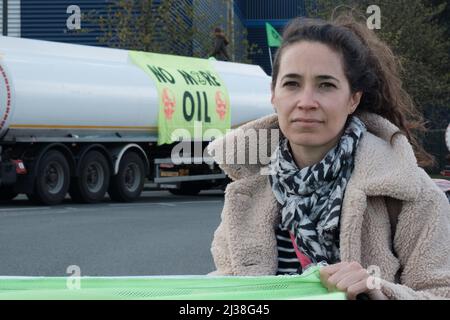 Staines, Großbritannien. 6. April 2022. Mitglieder des Extinction Rebellion besteigen die Tanker am Eingang zum Esso West London Terminal in der Nähe des Flughafens Heathrow. Die Demonstranten fordern ein Ende der fossilen Brennstoffe. Extinction Rebellion (XR) und Just Stop Oil blockieren seit dem Wochenende Straßen, die für den Zugang zu Ölraffinerien in der Nähe von London und Birmingham genutzt wurden, und verhindern, dass Tankwagen die Treibstoffdepots verlassen oder betreten. Stockfoto