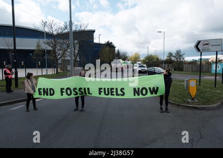 Staines, Großbritannien. 6. April 2022. Mitglieder des Extinction Rebellion besteigen die Tanker am Eingang zum Esso West London Terminal in der Nähe des Flughafens Heathrow. Die Demonstranten fordern ein Ende der fossilen Brennstoffe. Extinction Rebellion (XR) und Just Stop Oil blockieren seit dem Wochenende Straßen, die für den Zugang zu Ölraffinerien in der Nähe von London und Birmingham genutzt wurden, und verhindern, dass Tankwagen die Treibstoffdepots verlassen oder betreten. Stockfoto