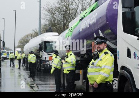 Staines, Großbritannien. 6. April 2022. Mitglieder des Extinction Rebellion besteigen die Tanker am Eingang zum Esso West London Terminal in der Nähe des Flughafens Heathrow. Die Demonstranten fordern ein Ende der fossilen Brennstoffe. Extinction Rebellion (XR) und Just Stop Oil blockieren seit dem Wochenende Straßen, die für den Zugang zu Ölraffinerien in der Nähe von London und Birmingham genutzt wurden, und verhindern, dass Tankwagen die Treibstoffdepots verlassen oder betreten. Stockfoto