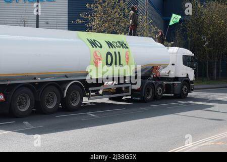 Staines, Großbritannien. 6. April 2022. Mitglieder des Extinction Rebellion besteigen die Tanker am Eingang zum Esso West London Terminal in der Nähe des Flughafens Heathrow. Die Demonstranten fordern ein Ende der fossilen Brennstoffe. Extinction Rebellion (XR) und Just Stop Oil blockieren seit dem Wochenende Straßen, die für den Zugang zu Ölraffinerien in der Nähe von London und Birmingham genutzt wurden, und verhindern, dass Tankwagen die Treibstoffdepots verlassen oder betreten. Stockfoto