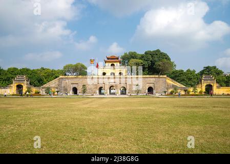 HANOI, VIETNAM - 10. JANUAR 2016: Blick auf das südliche Tor der alten Festung Thang Long von Doan Mon. Hanoi, Vietnam Stockfoto