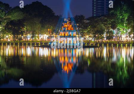 HANOI, VIETNAM - 10. JANUAR 2016: Ein uralter Turtelturm im Rampenlicht auf dem Hoan Kiem See bei Nacht. Hanoi, Vietnam Stockfoto