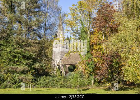 Herbstfarben in der Kirche St. John the Baptist im Dorf Forest of Dean in Huntley, Gloucestershire, England Stockfoto