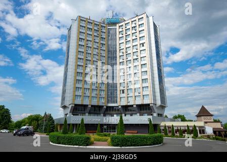 BRYANSK, RUSSLAND - 05. JULI 2021: Das moderne Gebäude des Stadthotel 'Bryansk' an einem Julitag. Russland Stockfoto