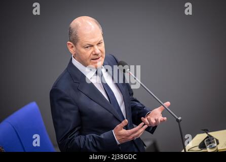 Berlin, Deutschland. 06. April 2022. Bundeskanzler Olaf Scholz (SPD) beantwortet die Fragen der Abgeordneten während der Regierungsbefragung im Bundestag. Quelle: Michael Kappeler/dpa/Alamy Live News Stockfoto