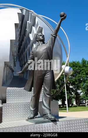 OBNINSK, RUSSLAND - 07. JULI 2021: Denkmal für die Pioniere der Kernenergie. Ein Wissenschaftler hält ein Atom in der Hand, Obninsk Stockfoto