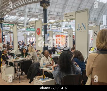 London, Großbritannien. 6. April 2022. Autoren treffen Verlage auf der London Book Fair 2022. Am anderen Ende von Olympia finden intensive Gespräche und Gespräche statt, wenn sich Autoren und Verlage am zweiten Tag der Londoner Buchmesse 2022 von Angesicht zu Angesicht treffen. Kredit: Peter Hogan/Alamy Live Nachrichten Stockfoto