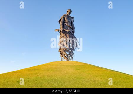 RSCHEW, RUSSLAND - 07. JULI 2021: Denkmal für den sowjetischen Soldaten zu Ehren derer, die während des Großen Vaterländischen Krieges ums Leben kamen. Rschew. Russland Stockfoto