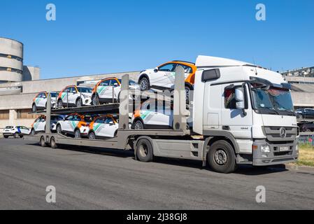 SANKT PETERSBURG, RUSSLAND - 17. JULI 2021: Ein Autotransporter mit neuen Autos der Delimobil Carsharing-Firma aus nächster Nähe. Sankt Petersburg Stockfoto