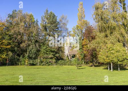 Herbstfarben in der Kirche St. John the Baptist im Dorf Forest of Dean in Huntley, Gloucestershire, England Stockfoto