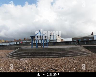 Sheerness, Kent, Großbritannien. 6. April 2022. UK Wetter: Ein Nachmittag mit Sonnenschein und Schauern in Sheerness, Kent. Kredit: James Bell/Alamy Live Nachrichten Stockfoto