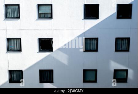 Epsom Surrey London Großbritannien, April 06 2022, Modern Abstract Geometric Hochhaus Wohngebäude Außenfenster Details With No People Stockfoto