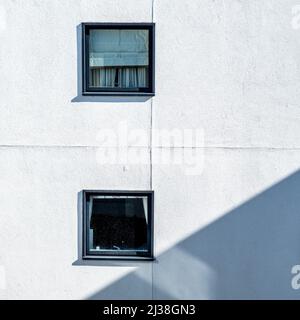 Epsom Surrey London Großbritannien, April 06 2022, Modern Abstract Geometric Hochhaus Wohngebäude Außenfenster Details With No People Stockfoto