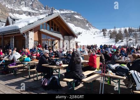 Skifahrer im Boch Cafe auf den Skipisten zum Mittagessen, während eines Skiurlaubs, Madonna di Campiglio Dolomites Italy Europe Stockfoto