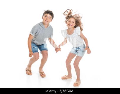 Portrait von niedlichen Mädchen und Jungen auf Studio weißen Hintergrund Stockfoto