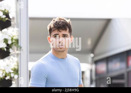 Melbourne, Australien. 06. April 2022. Charles Leclerc aus Monaco und Ferrari im Fahrerlager während der Vorbereitungen vor dem Großen Preis von Australien 2022 auf dem Albert Park Grand Prix Circuit. Kredit: SOPA Images Limited/Alamy Live Nachrichten Stockfoto