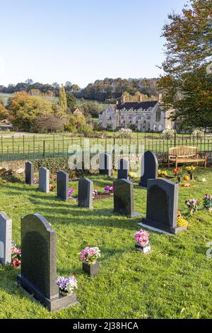 Blick über den Kirchhof von St Mary the Virgin in Richtung Flaxley Abbey im Dorf Forest of Dean in Flaxley, Gloucestershire, England Stockfoto