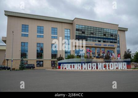 MACHATSCHKALA, RUSSLAND - 24. SEPTEMBER 2021: Ausflug von Schulkindern zum Gebäude des Historischen Parks "Russland - meine Geschichte" an einem bewölkten Herbst Stockfoto