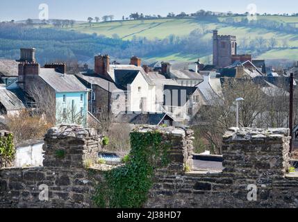 In der Nähe der Brecon Beacons und der wunderschönen Landschaft von Südwalisen, scheint die Morgensonne auf den fernen Hügeln und eine weitere Kirche am Rande der Stadt. Stockfoto