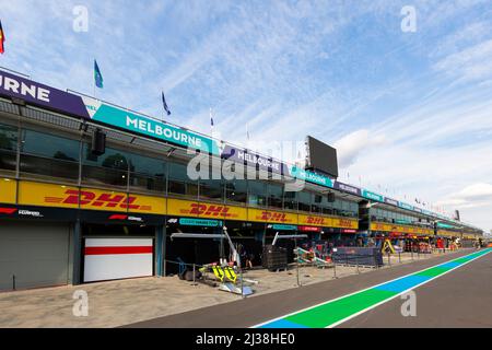 Melbourne, Australien. 06. April 2022. Ein Blick auf die Boxengasse während der Vorbereitungen vor dem Grand Prix von Australien 2022 auf der Rennstrecke des Albert Park Grand Prix. Kredit: SOPA Images Limited/Alamy Live Nachrichten Stockfoto