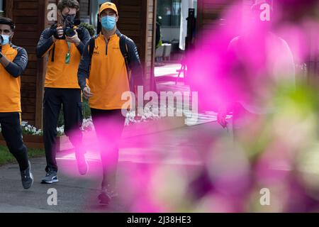 Melbourne, Australien. 06. April 2022. Daniel Ricciardo aus Australien und McLaren im Fahrerlager während der Vorbereitungen vor dem Großen Preis von Australien 2022 auf dem Albert Park Grand Prix Circuit. Kredit: SOPA Images Limited/Alamy Live Nachrichten Stockfoto