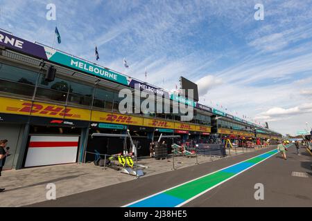 Melbourne, Australien. 06. April 2022. Ein Blick auf die Boxengasse während der Vorbereitungen vor dem Grand Prix von Australien 2022 auf der Rennstrecke des Albert Park Grand Prix. Kredit: SOPA Images Limited/Alamy Live Nachrichten Stockfoto