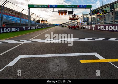 Melbourne, Australien. 06. April 2022. Der Startplatz der Pole Position während der Vorbereitungen für den Großen Preis von Australien 2022 auf der Rennstrecke des Albert Park Grand Prix Quelle: SOPA Images Limited/Alamy Live News Stockfoto