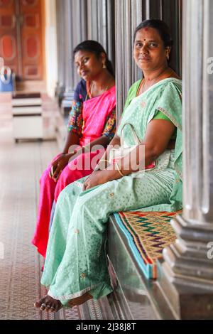 Zwei einheimische indische Frauen im Hof des Sri Letchmi Vilas, Lakshmi Vilas, Attangudi Palace in Athangudi, Chettinad, Tamil Nadu, Indien Stockfoto