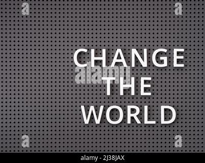Phrase Change the World mit weißen Buchstaben auf einer grauen Tafel geschrieben Stockfoto