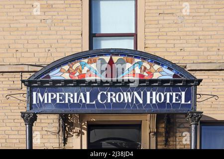 Schild am Vordach am Eingang zum Imperial Crown Hotel, Halifax Stockfoto